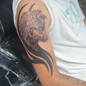 Tattoo Vacation Souvenir on the upper arm motif: animals style: tribal