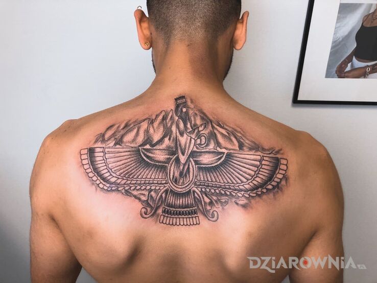 Tatuaż sumarium tattoo w motywie indiańskie i stylu blackwork / blackout na plecach