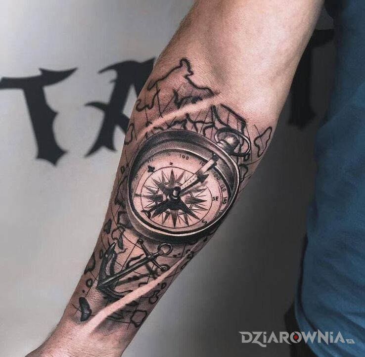 Tatuaż kompas w motywie 3D i stylu blackwork / blackout na przedramieniu