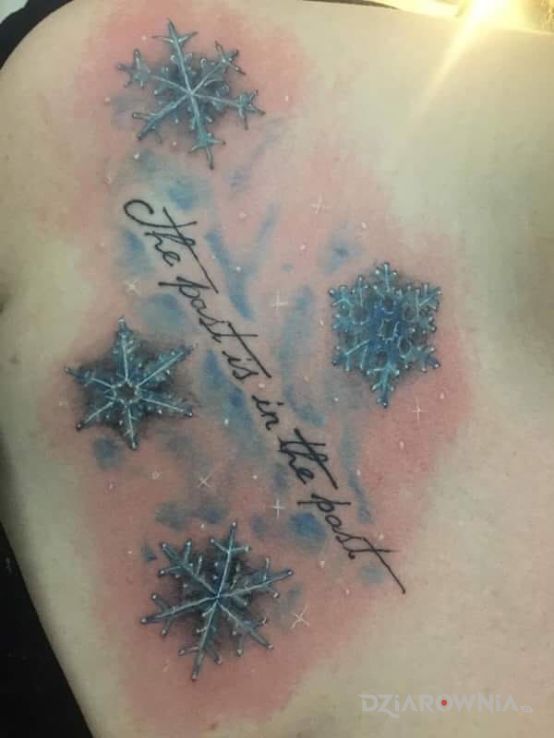 Tatuaż zimowo w motywie napisy na obojczyku