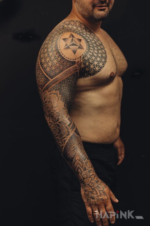 Tattoo Rękaw w stylu geometrycznym, dotwork in mandalas motif and geometric style On the arm