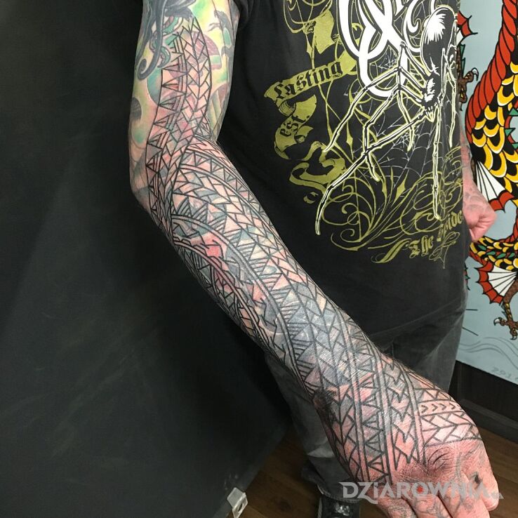 Tatuaż polinezyjski wzór w miejsce starego w motywie pozostałe i stylu polinezyjskie na ręce