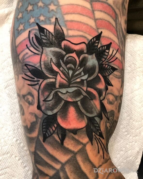 Tatuaż czarna róża w motywie kwiaty i stylu blast over na ramieniu