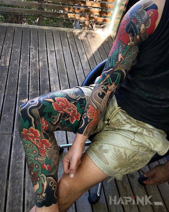 Tattoo Pół na pół 😀 in floral motif and japanese / irezumi style on the calf
