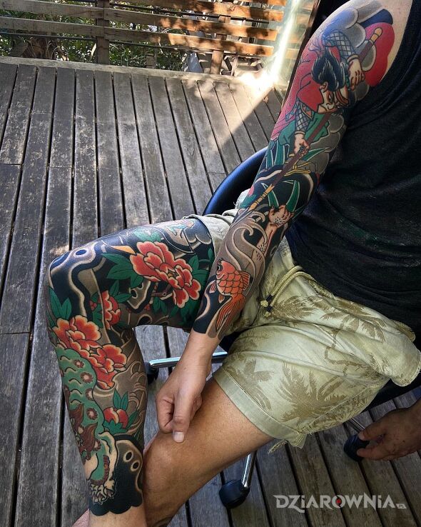 Tatuaż pół na pół w motywie rękawy i stylu japońskie / irezumi na ręce