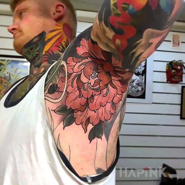 Tattoo Piwonia w różu in colorful motif and japanese / irezumi style on the neck