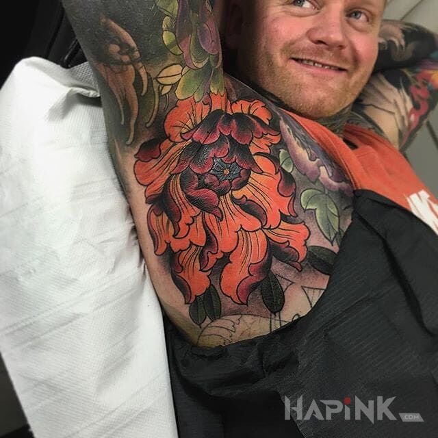 Tattoo Piwonia z pomarańczowymi płatkami in colorful motif and japanese / irezumi style under the armpit