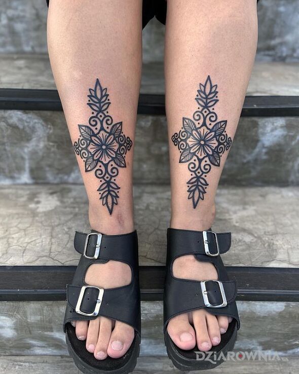 Tatuaż dwa symetryczne wzory w motywie kwiaty i stylu graficzne / ilustracyjne na piszczeli