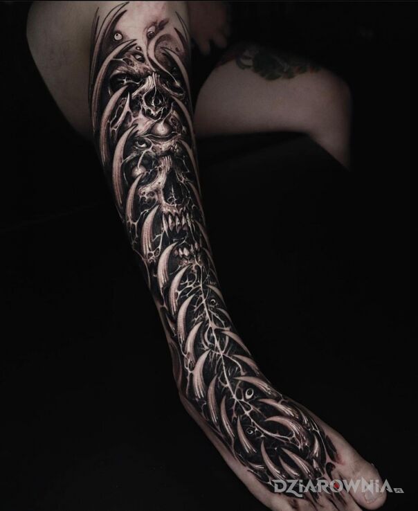 Tatuaż kolczasta noga w motywie demony i stylu organika na stopie