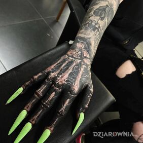 Tatuaż Koścista rączka i neonowe pazury na ręce motyw: anatomiczne styl: realistyczne