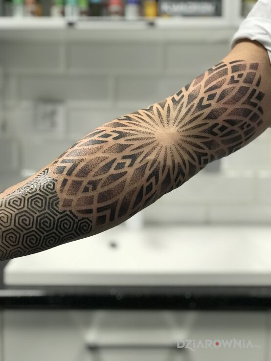 Tatuaż magiczna mandala w motywie mandale i stylu geometryczne na ręce