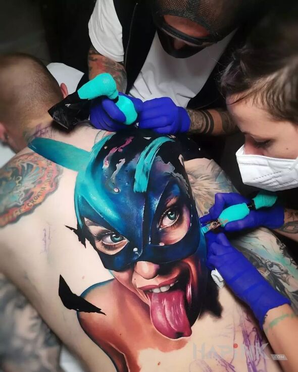 Tattoo Jęzor na wierzchu in 3D motif and realistic style on the shoulder blades