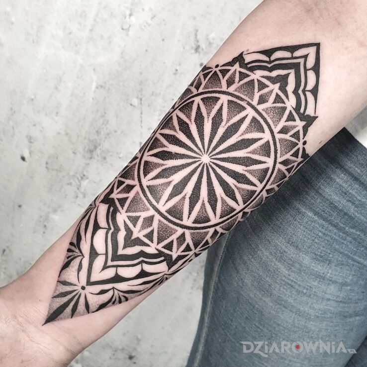Tatuaż dotworki od ady w motywie mandale i stylu geometryczne na przedramieniu