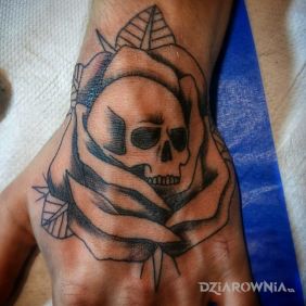 Tatuaż Początek lewego rękawa :D na dłoni motyw: czaszki