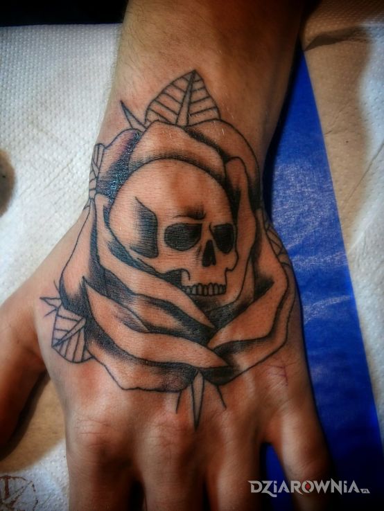 Tatuaż początek lewego rękawa d w motywie czaszki na dłoni