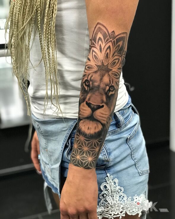 Tattoo Lwica in black and gray motif and dotwork style on the forearm