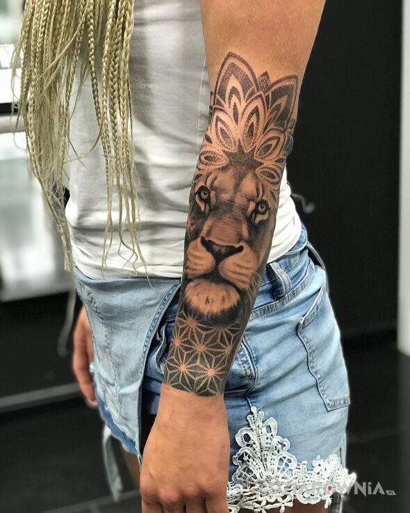 Tatuaż lewica w motywie mandale i stylu realistyczne na ręce