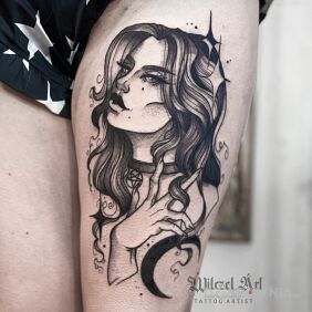 Tatuaż Yennefer z Vengerbergu / Wiedżmin / The Witcher na udzie motyw: czarno-szare styl: graficzne / ilustracyjne