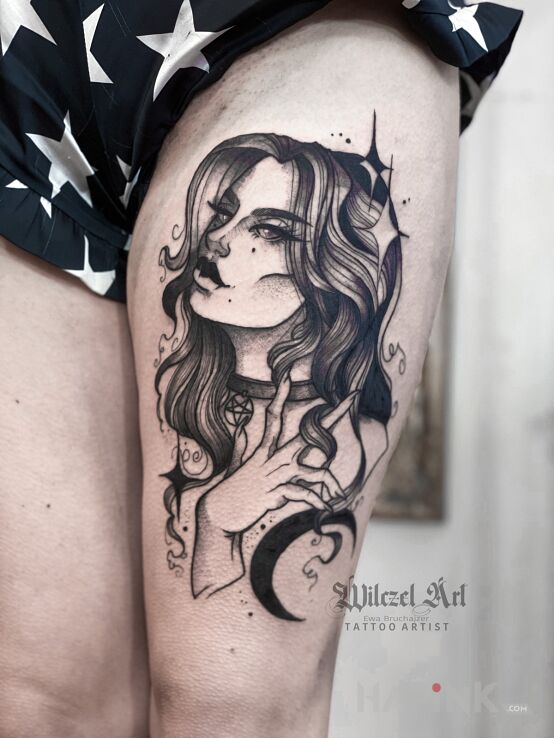 Tattoo Yennefer z Vengerbergu / Wiedżmin / The Witcher in black and gray motif and graphic / illustrative style on the leg
