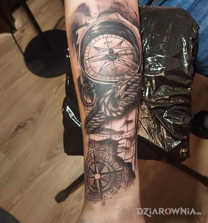Tatuaż kompas w motywie czarno-szare i stylu realistyczne na przedramieniu