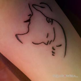 Tatuaż Matka z maleństwem na przedramieniu motyw: miłosne