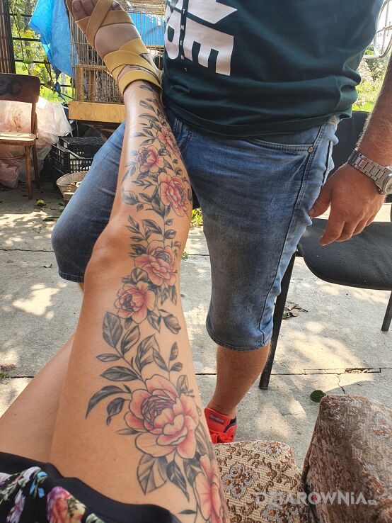Tatuaż kwiaty w motywie kolorowe na nodze