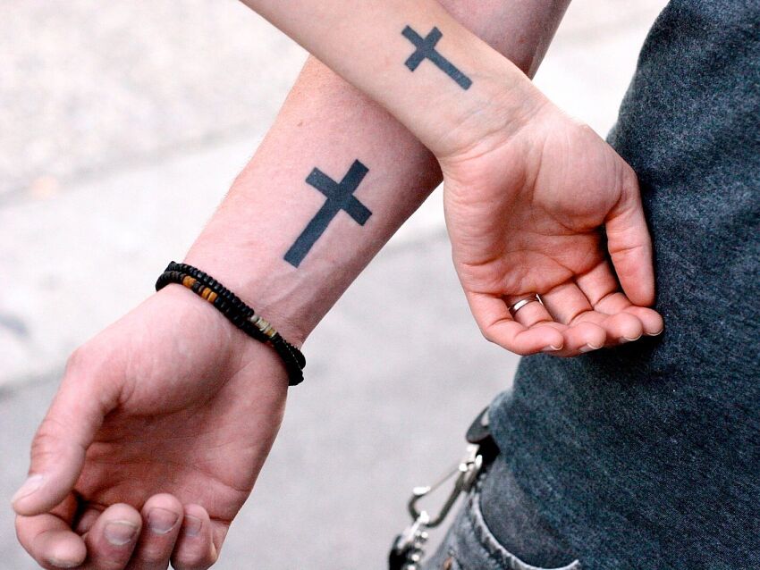 tatuaż krzyża na ręce