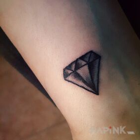 Tattoo Diamond on the wrist motif: objects