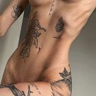 Ładne ciało z tatuażami
