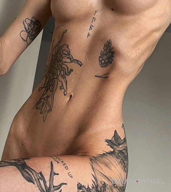 Tatuaż ładne ciało z tatuażami w motywie czarno-szare i stylu graficzne / ilustracyjne na brzuchu