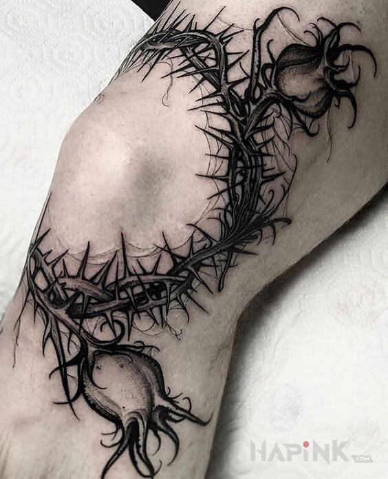 Tattoo Ciernie i pęki in black and gray motif and graphic / illustrative style on the knee