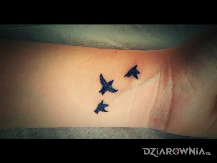 Tatuaż ptaki w motywie zwierzęta na nadgarstku