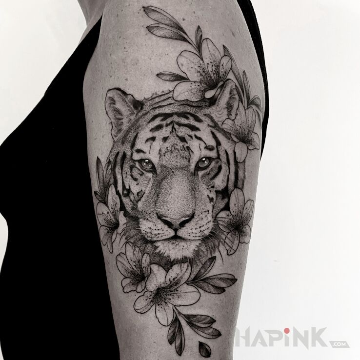 Tattoo Tygrys / Kwiaty in black and gray motif and realistic style On the arm