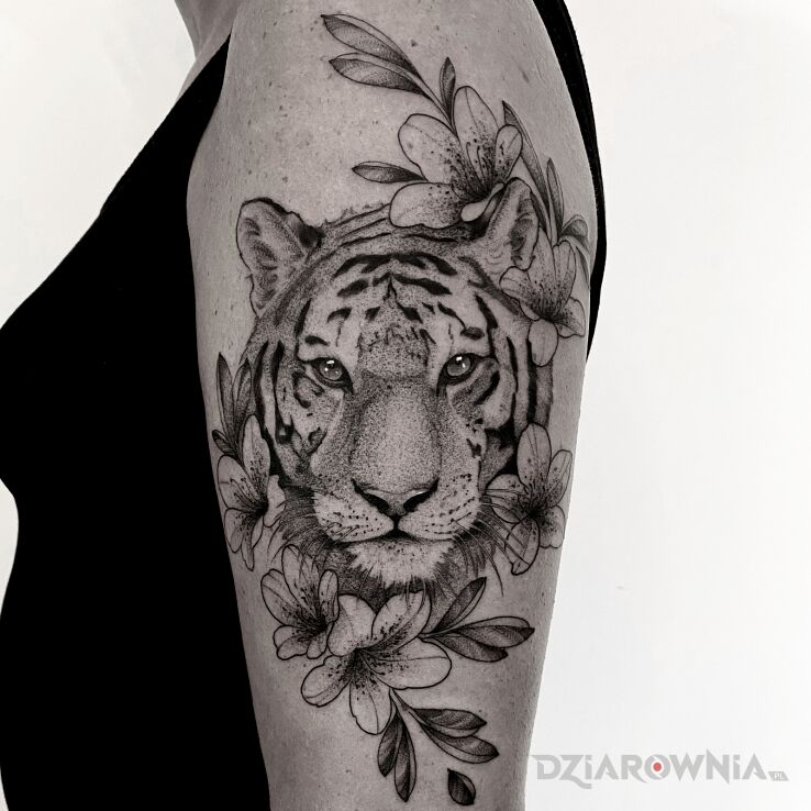 Tatuaż tygrys  kwiaty w motywie zwierzęta i stylu realistyczne na ramieniu