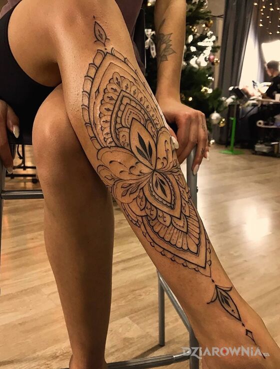 Tatuaż noga w kwiat lotosu w motywie czarno-szare i stylu kontury / linework na nodze