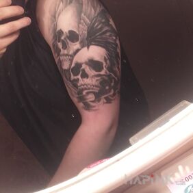 Tattoo Two skulls on the upper arm motif: skulls