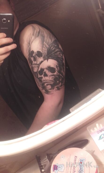 Tattoo Dwie czaszki in skulls motif on the upper arm