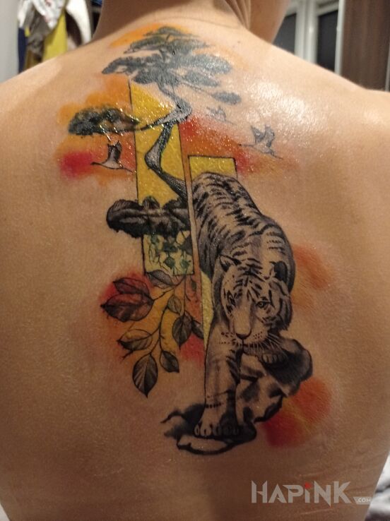 Tattoo Tygrys 🐯 in colorful motif and graphic / illustrative style on the back