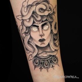 Tatuaż Medusa na ręce motyw: czarno-szare styl: graficzne / ilustracyjne