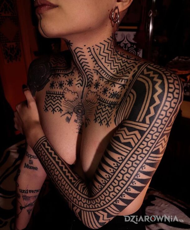 Tatuaż jazda plemienna w motywie rękawy i stylu polinezyjskie na klatce