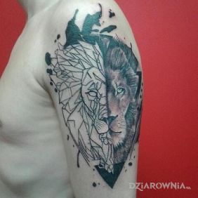 Tatuaż Lew na ramieniu motyw: zwierzęta styl: geometryczne