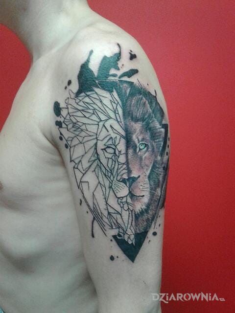 Tatuaż lew w motywie zwierzęta i stylu geometryczne na ramieniu