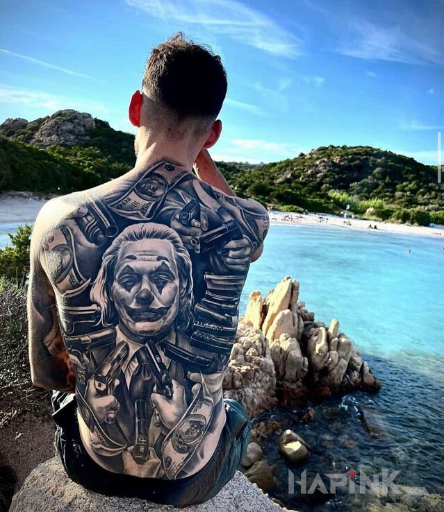 Tattoo Joker na celowniku in characters motif and realistic style on the shoulder blades