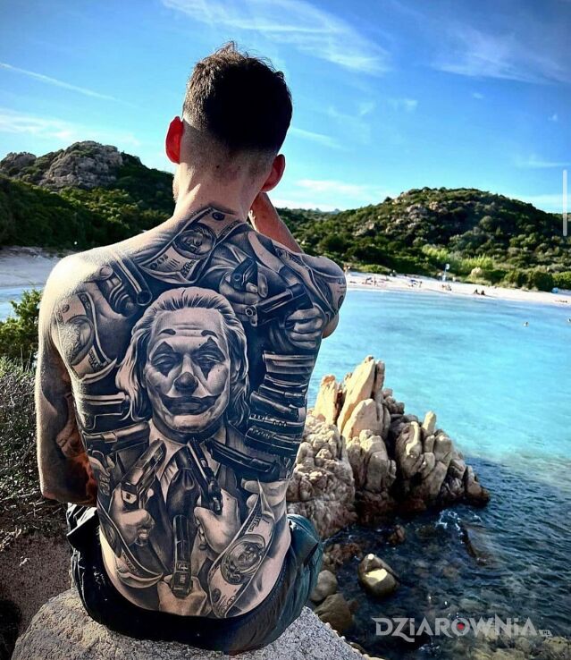 Tatuaż joker na celowniku w motywie przedmioty i stylu realistyczne na plecach