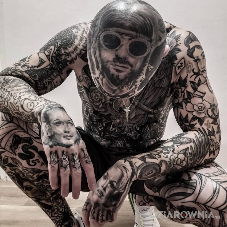 Tatuaż kurt cobain w motywie czarno-szare i stylu realistyczne na głowie