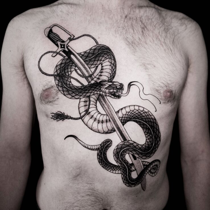 Tatuaż szabla  wąż w motywie zwierzęta i stylu graficzne / ilustracyjne na brzuchu