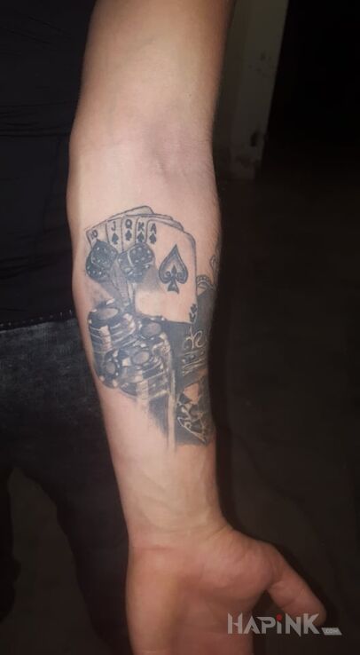 Tattoo Poker rzetony in objects motif and realistic style On the arm