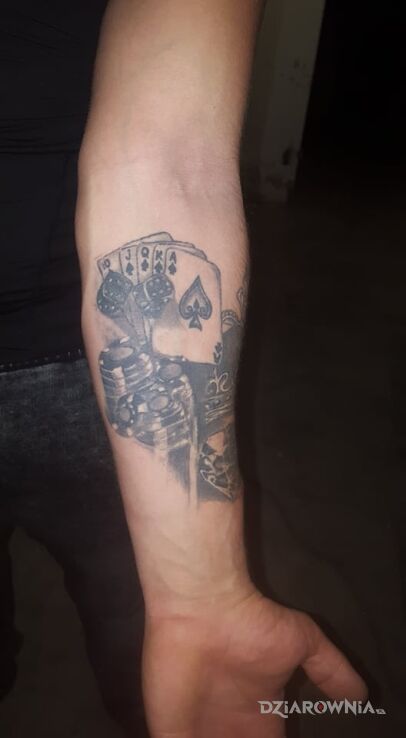 Tatuaż poker rzetony w motywie kasyno i stylu szkic na przedramieniu