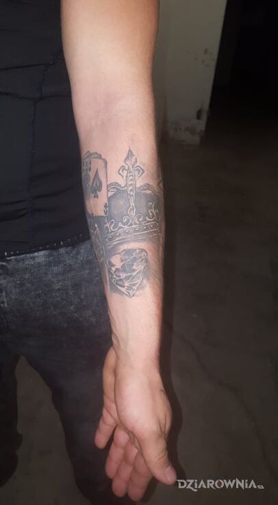 Tatuaż korona diament w motywie kasyno i stylu szkic na przedramieniu