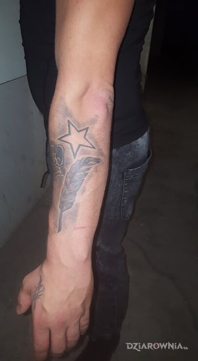 Tatuaż gwiazda pióro w motywie pozostałe i stylu szkic na przedramieniu